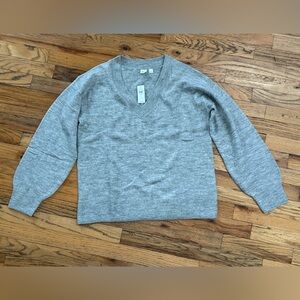 GAP Gray V-Neck Women's Sweater NWT